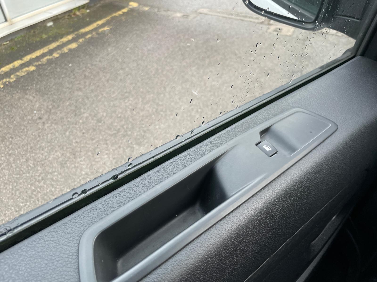 Vauxhall Vivaro - image 10
